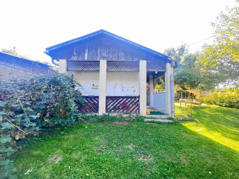 Na predaj 2 domy, ovocný raj a pokojné bývanie - Žirany D339ZL - Rodinný dom v Žiranoch, okres Nitra, Nitriansky kraj so zelenou záhradou a terasou.