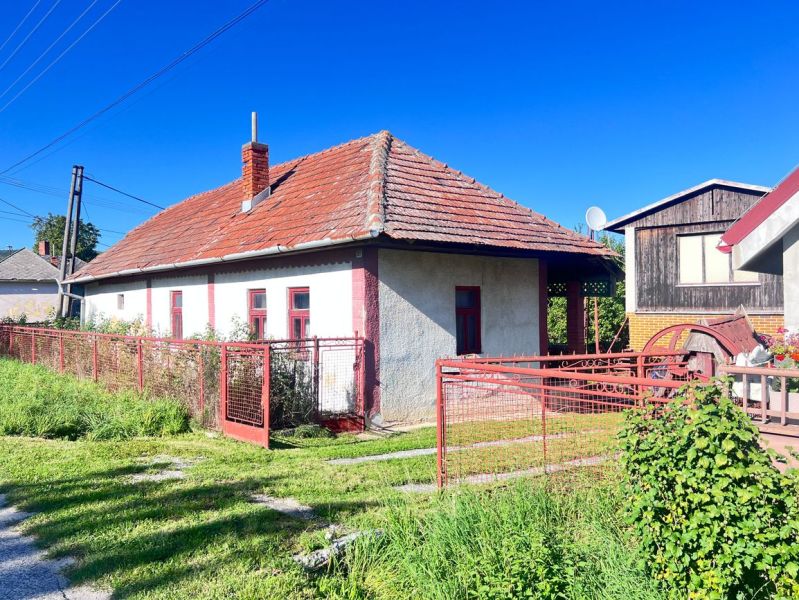 Na predaj 2 domy, ovocný raj a pokojné bývanie - Žirany D339ZL - Rodinný dom v Žiranoch, okres Nitra, s červenou strechou a plotom.