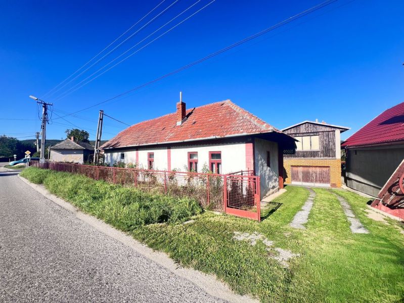 Na predaj 2 domy, ovocný raj a pokojné bývanie - Žirany D339ZL - Rodinný dom v Žiranoch, okres Nitra, Nitriansky kraj s červenou strechou a záhradou.
