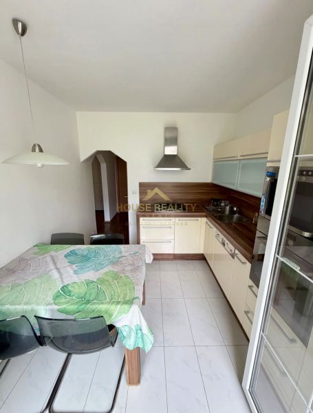 Prenájom pekný 4 izbový byt, Wolkrova ulica, Bratislava V. Petržalka - Kuchyňa v 4-izbovom byte s jedálenským stolom a modernou linkou.