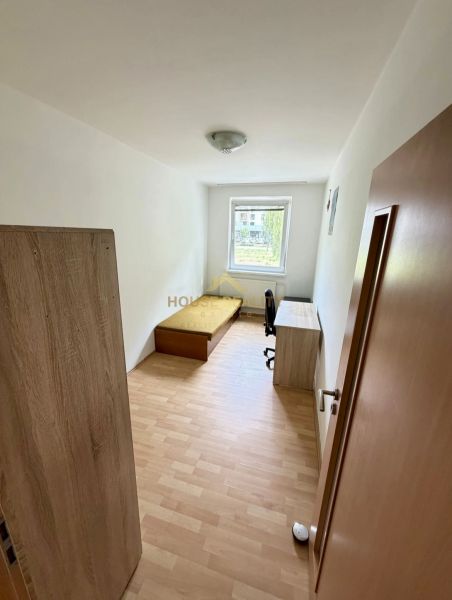Prenájom pekný 4 izbový byt, Wolkrova ulica, Bratislava V. Petržalka - Jedno zo zariadených izieb v 4-izbovom byte s podlahou s dreveným dekorom.