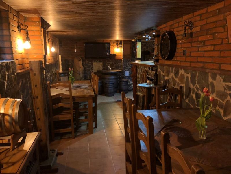 Na predaj penzion  – Štôla, Vysoké Tatry O560ZL - Vila s útulnou vínnou pivnicou, tehlové steny, sudy a rustikálny drevený nábytok.
