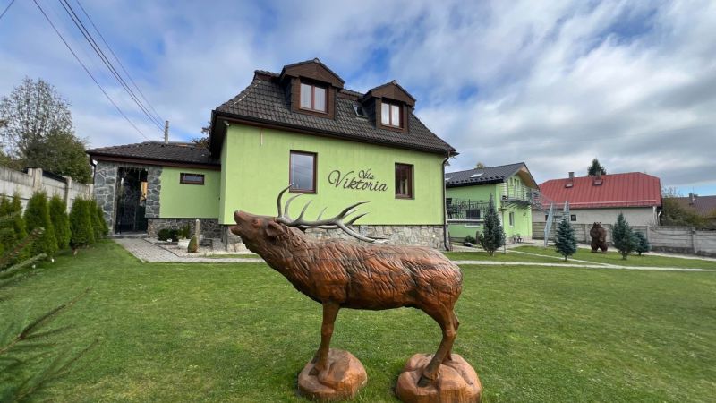 Na predaj penzion  – Štôla, Vysoké Tatry O560ZL - Socha jeleňa pred vilou v obci Štôla, okres Poprad, Prešovský kraj, Slovensko.
