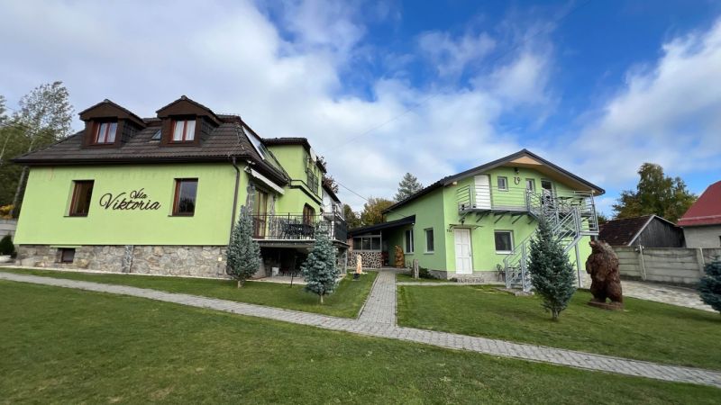 Na predaj penzion  – Štôla, Vysoké Tatry O560ZL - Vila v Štôle, okres Poprad, Prešovský kraj, Slovensko, so zelenou fasádou a starostlivo udržiavanou záhradou.