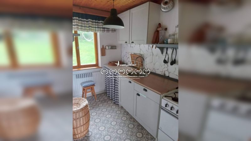 Exkluzívne na predaj, čarovný rodinný dom / chalupa v lone prírody - Kompaktná kuchyňa v rodinnom dome s retro dekorom a dreveným stropom.