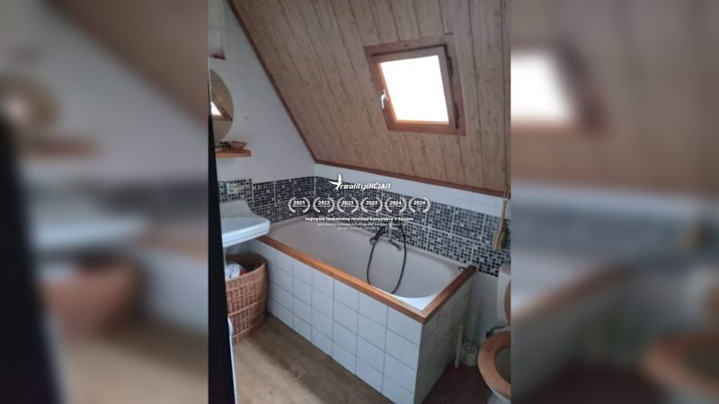 Exkluzívne na predaj, čarovný rodinný dom / chalupa v lone prírody - Kúpeľňa s vaňou a šikmým stropom, drevený dekor, mozaikový obklad, okno.