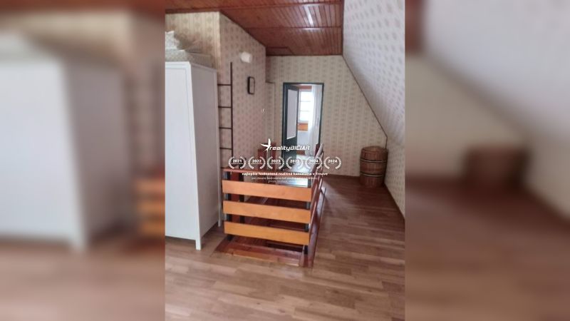 Exkluzívne na predaj, čarovný rodinný dom / chalupa v lone prírody - Podkrovná izba s podlahou s dreveným dekorom v rodinnom dome.