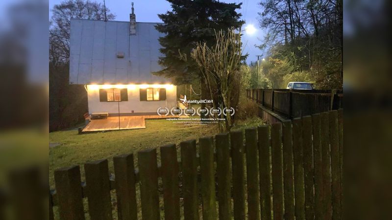 Exkluzívne na predaj, čarovný rodinný dom / chalupa v lone prírody - Rodinný dom v Horných Otrokovciach na ulici Horné Otrokovce s osvetlenou terasou a bránou.