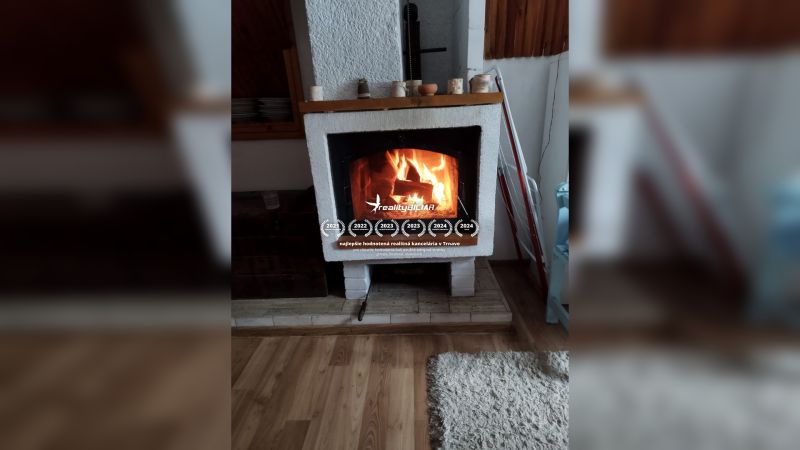 Exkluzívne na predaj, čarovný rodinný dom / chalupa v lone prírody - V rodinnom dome sa nachádza krb na podlahe s dreveným dekorom.