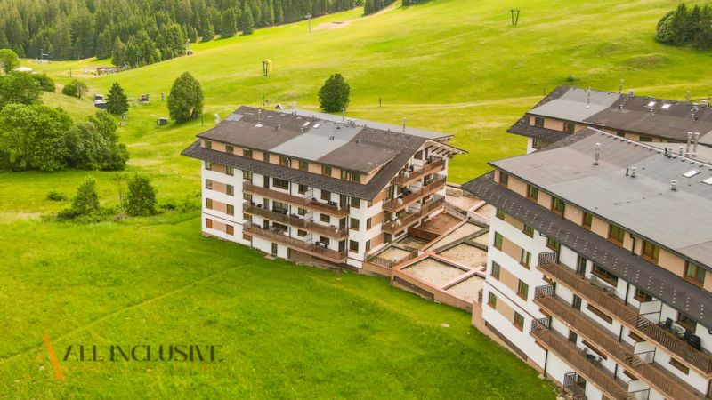 PRIESTRANNÝ 3 IZBOVÝ BYT S TERASOU | DONOVALY  - Bytové budovy uprostred zelenej krajiny na ulici Panorama v Donovaloch.