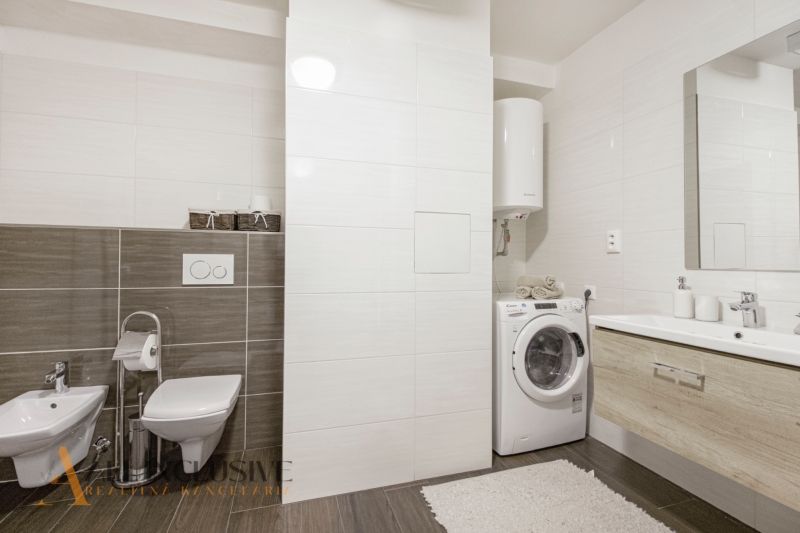PRIESTRANNÝ 3 IZBOVÝ BYT S TERASOU | DONOVALY  - Kúpeľňa v 3-izbovom byte; zahŕňa bidet, toaletu, umývadlo a práčku.