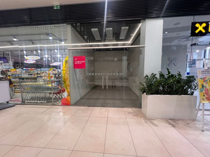 Na prenájom obchodný priestor 16,35m2 - Banská Bystrica/centrum NO099Z - Obchodné priestory s presklením a rastlinami, vedľa drogérie v nákupnom centre.