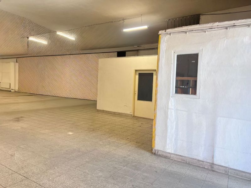 Na prenájom sklad 1474 m² s nakladacími rampami  - Banská Bystrica - Priestor Sklady a haly s dlažbou a bielymi stenami, ideálny na uskladnenie.