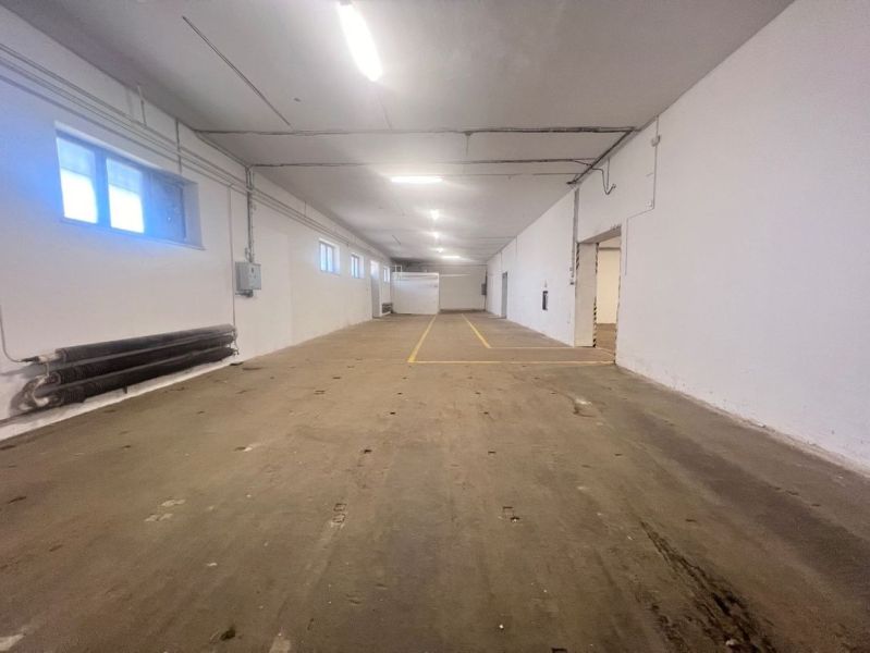 Na prenájom sklad 1474 m² s nakladacími rampami  - Banská Bystrica - Interiér skladu s betónovou podlahou a bielymi stenami, žiarivkové osvetlenie.