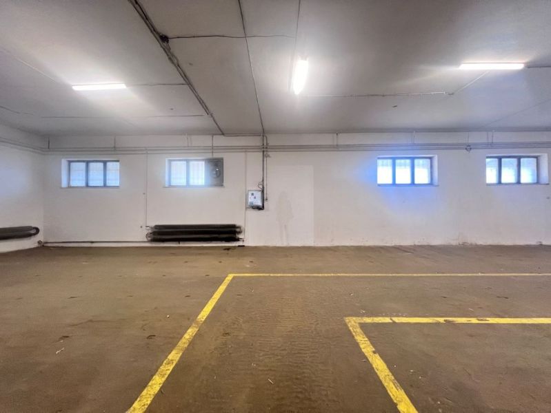 Na prenájom sklad 1474 m² s nakladacími rampami  - Banská Bystrica - Prázdna hala s oknami a označením na podlahe. Sklady a haly.