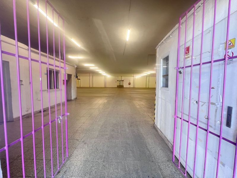Na prenájom sklad 1474 m² s nakladacími rampami  - Banská Bystrica - Priestor s mrežou a osvetlením, slúžiaci pre sklady a haly.
