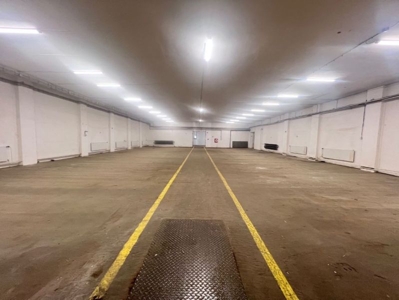 Na prenájom sklad 1474 m² s nakladacími rampami  - Banská Bystrica - Široký interiér skladu s osvetlením a značenou podlahou v priestore Sklady a haly.