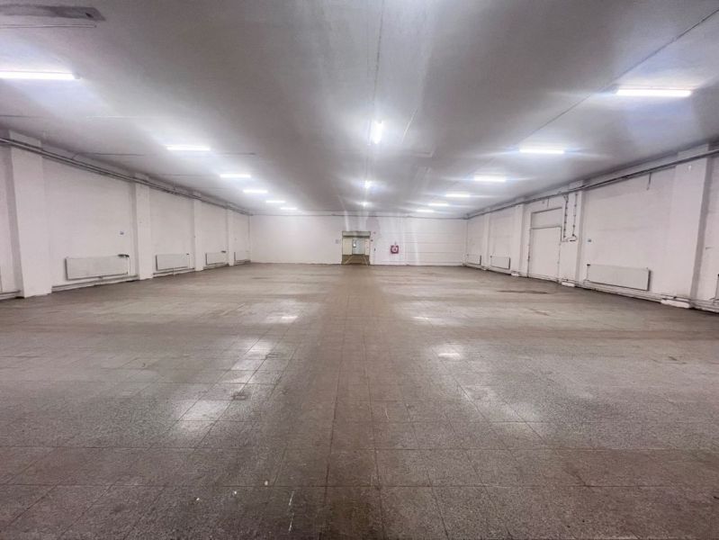 Na prenájom sklad 1474 m² s nakladacími rampami  - Banská Bystrica - Priestranný interiér Sklady a haly s osvetlením na strope a dlažbou na podlahe.