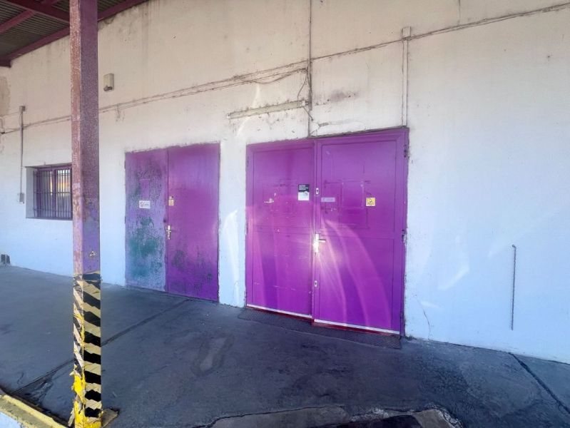 Na prenájom sklad 1474 m² s nakladacími rampami  - Banská Bystrica - Fialové dvere vedúce do skladov a hál na Zvolenskej ceste, Kráľová, Banská Bystrica.