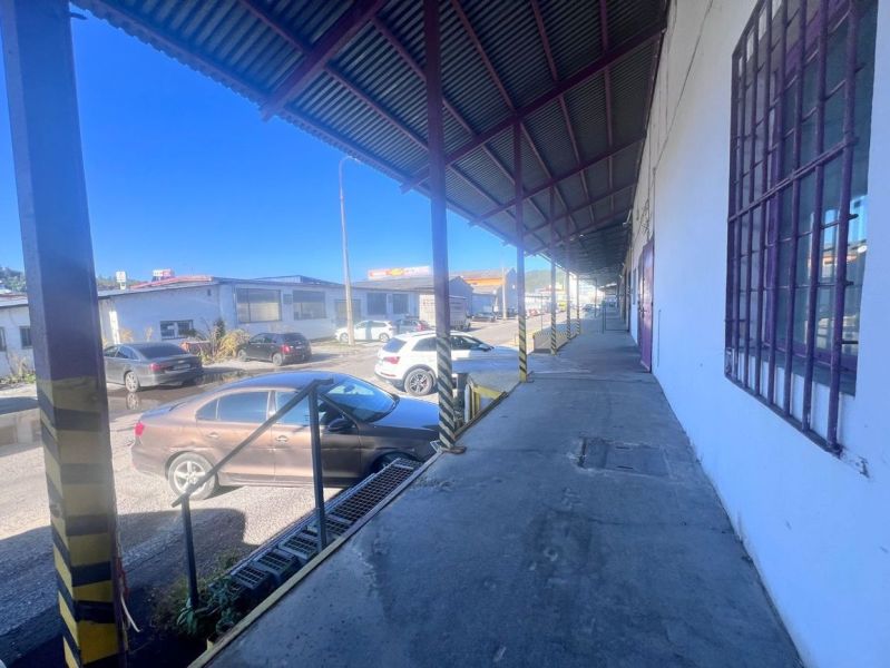 Na prenájom sklad 1474 m² s nakladacími rampami  - Banská Bystrica - Sklady a haly na Zvolenskej ceste, Kráľová, Banská Bystrica, pri parkovisku s autami.