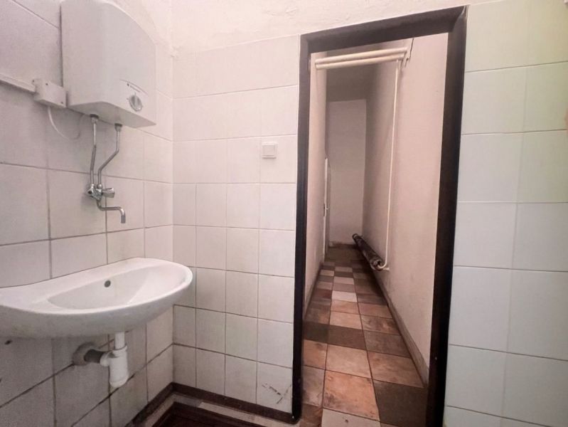 Na prenájom sklad 1474 m² s nakladacími rampami  - Banská Bystrica - Interiér kúpeľne v Sklady a haly s umývadlom a nástenným ohrievačom vody.