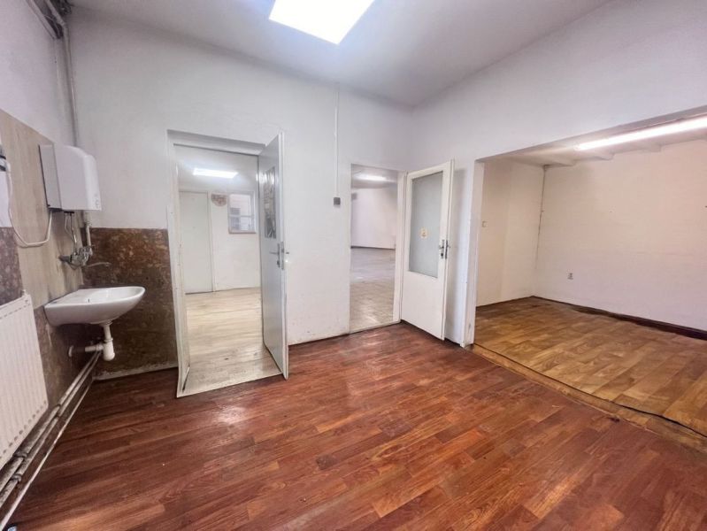 Na prenájom sklad 1474 m² s nakladacími rampami  - Banská Bystrica - Interiér skladu a haly s podlahou s dreveným dekorom a umývadlom na stene.