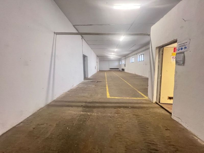 Na prenájom sklad 1474 m² s nakladacími rampami  - Banská Bystrica - Interiér Sklady a haly so žltými čiarami na podlahe, biele steny, úsporné osvetlenie.