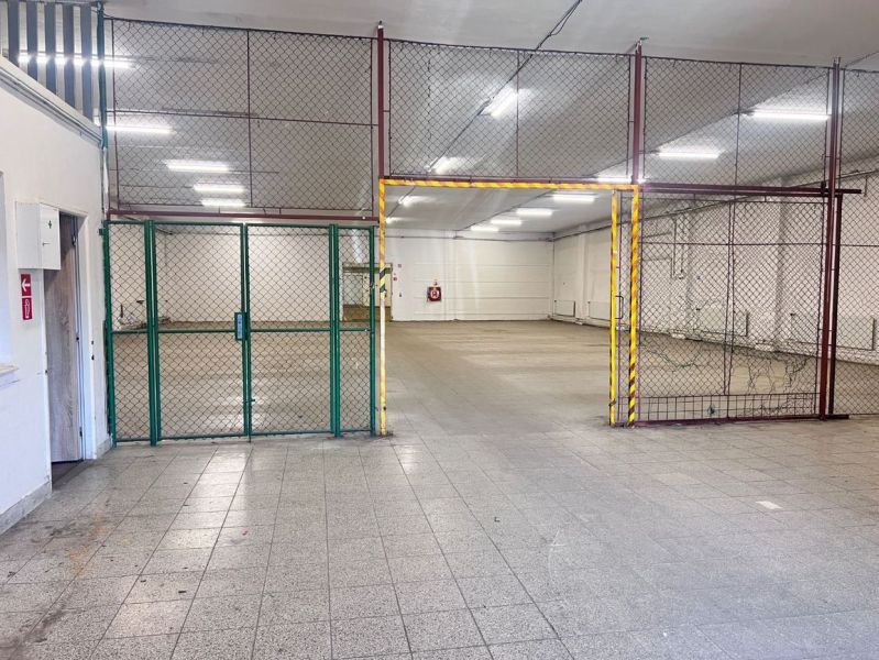 Na prenájom sklad 1474 m² s nakladacími rampami  - Banská Bystrica - Interiér skladov a hál s dlažbou a kovovým oplotením.