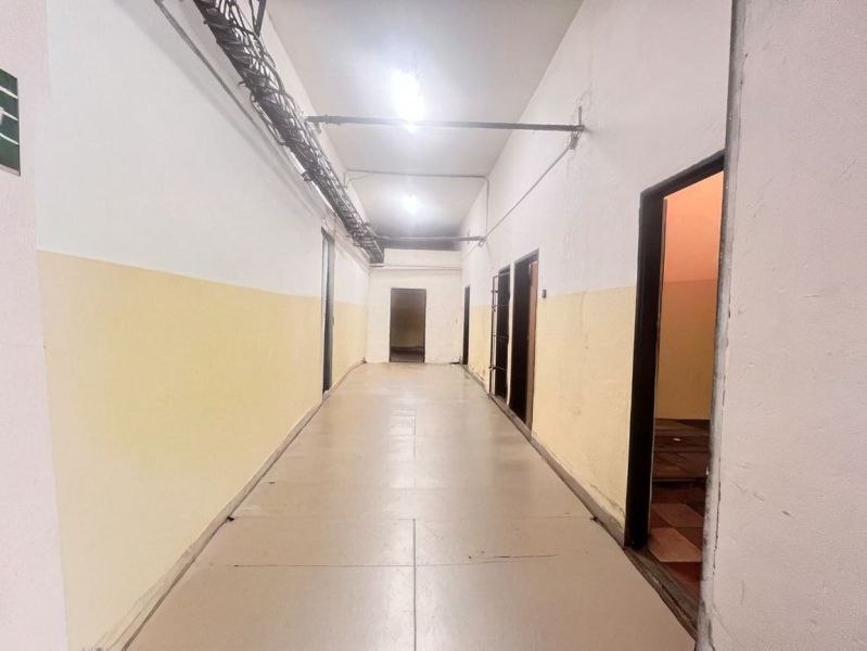 Na prenájom sklad 1474 m² s nakladacími rampami  - Banská Bystrica - Chodba v Sklady a haly s jednoduchými stenami a otvorenými dverami.
