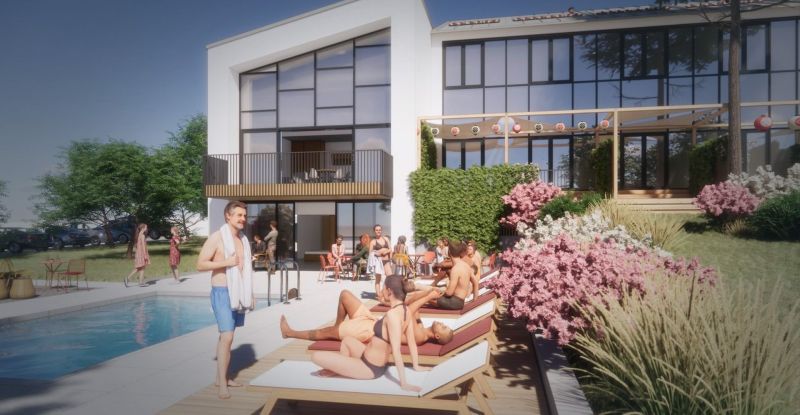 SPILL Apartments Šírava - Predaj apartmánov pri Zemplínskej Šírave - Exteriér rekreačného apartmánu v Zemplínskej Šírave s ľuďmi pri bazéne a záhradou.