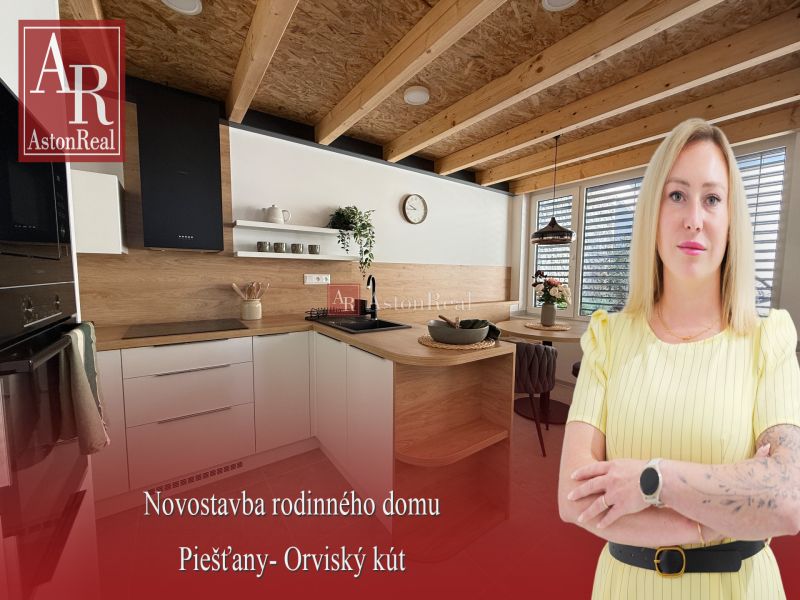 Na predaj: Nadštandardný 3-izbový rod. dom v Piešťanoch- Orviský kút - Kuchyňa v rodinnom dome s podlahou s dreveným dekorom, drevenými trámami a jedálenským stolom.