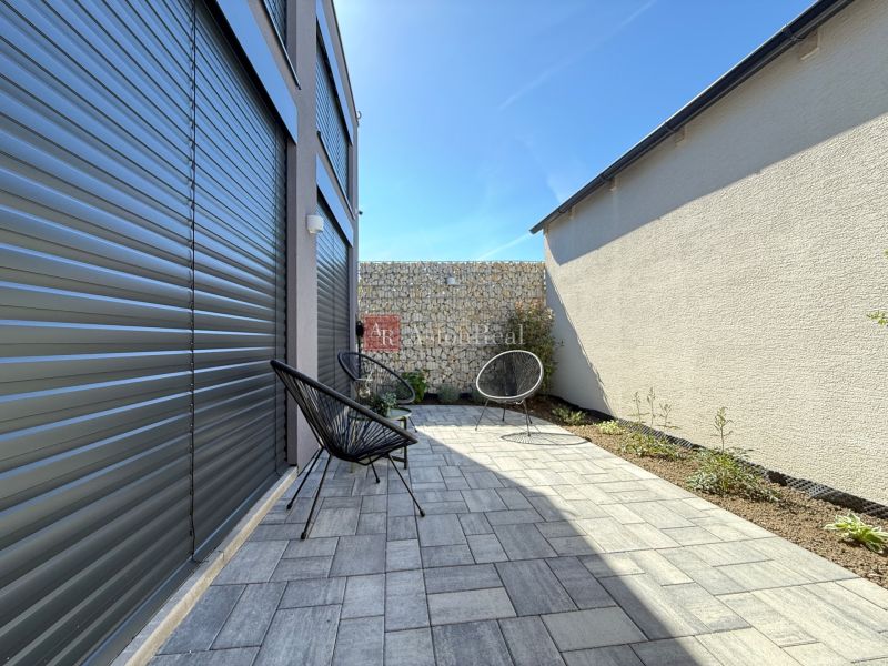 Na predaj: Nadštandardný 3-izbový rod. dom v Piešťanoch- Orviský kút - Rodinný dom na Orviskom kúte v Piešťanoch má terasu s dlažbou a záhradné kreslá.