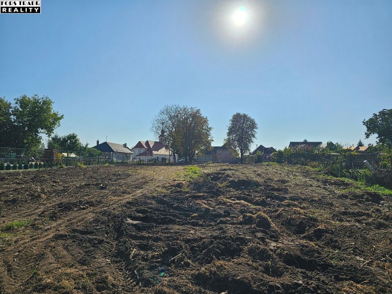 Predáme stavebný pozemok v obci Kajal - 3004m2 - vhodné na 5RD - Stavebný pozemok na ulici Jazerná vhodný na bývanie s výhľadom na okolitú zástavbu.