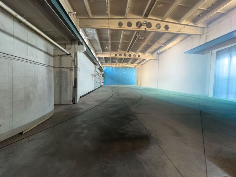 Na prenájom priestor 378 m² s vykurovaním — Banská Bystrica, Majer  - Výrobné priestory s betónovou podlahou a svetlými stenami, zosilnený strop.