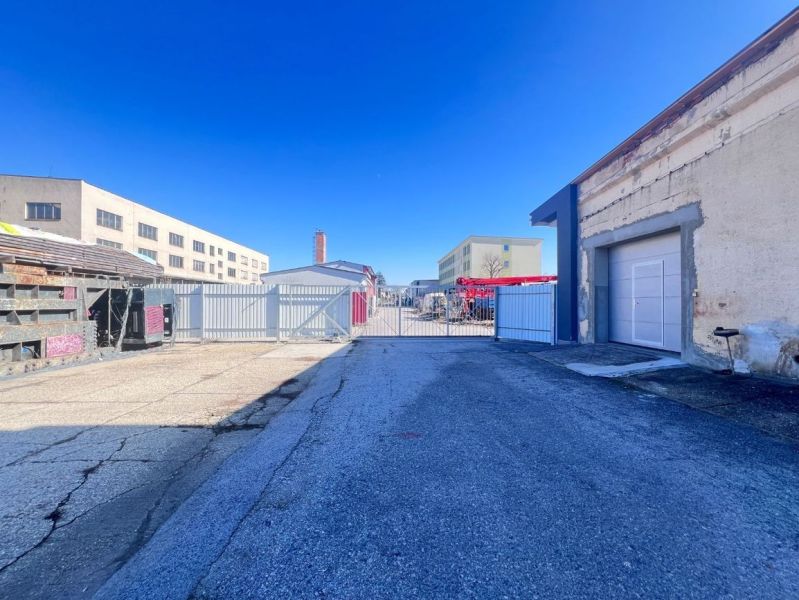 Na prenájom priestor 378 m² s vykurovaním — Banská Bystrica, Majer  - Výrobné priestory na Majerskej ceste v Majeri, Banská Bystrica, zachytávajú prázdny betónový dvor.
