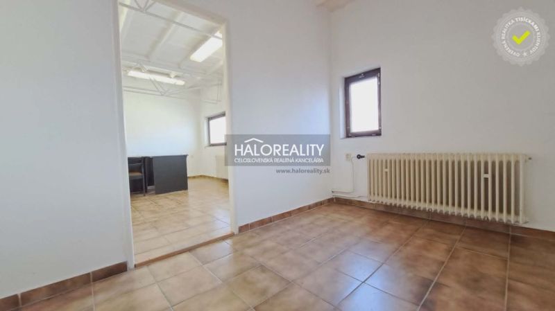 Predaj, kancelársky priestor 43m2 Senec, Kysucká ul.... - Kancelárie s dlaždicovou podlahou, radiátorom a prirodzeným svetlom.