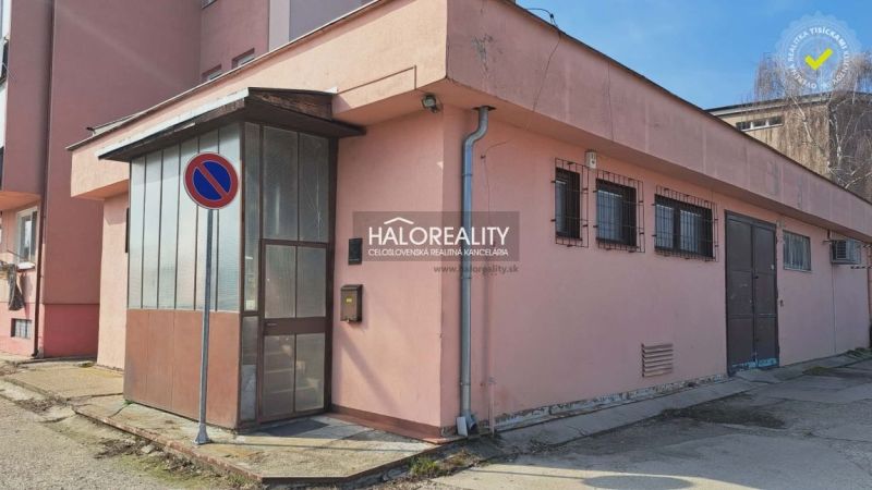 Predaj, kancelársky priestor 43m2 Senec, Kysucká ul.... - Exteriér budovy kancelárií v Senci s parkovacou zákazovou značkou a plechovými dverami.