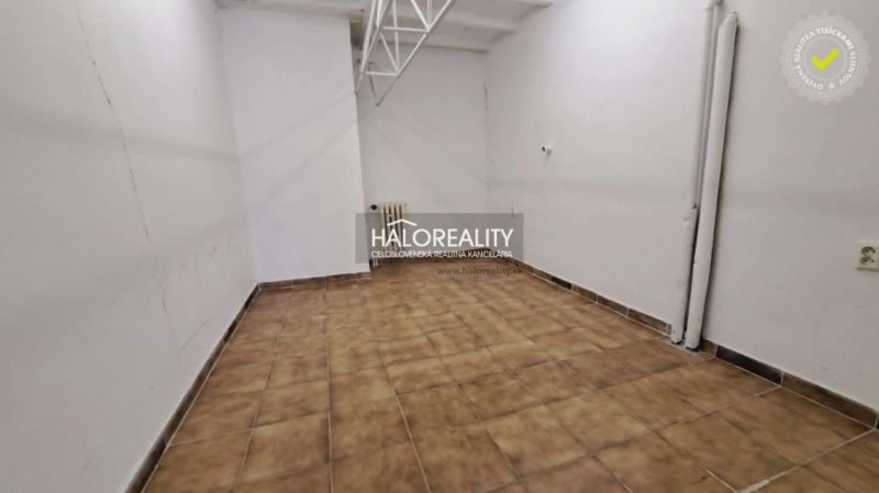 Predaj, kancelársky priestor 43m2 Senec, Kysucká ul.... - Interiér kancelárie s bielymi stenami a hnedou dlažbou.