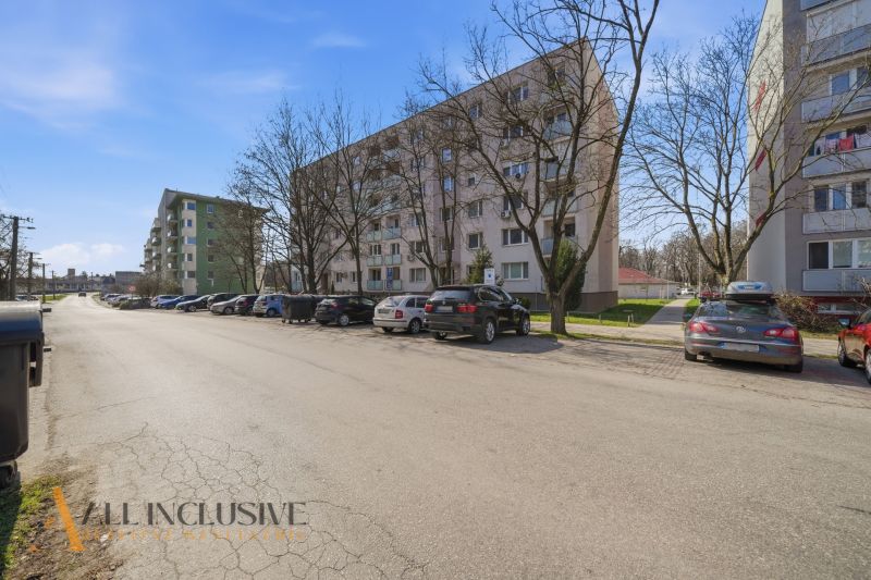 Na prenájom veľkometr. 1-izb. byt s loggiou, Šamorín - Ulica v Šamoríne s obytnými domami a parkoviskom pre 1-izbový byt.