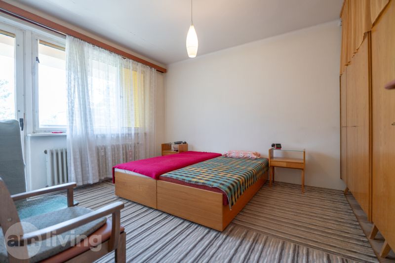 TOP LOKALITA - 3i 67m2 + loggia - Švermova Trenčín - Spálňa so svetlým kobercom a posteľou v 3-izbovom byte.