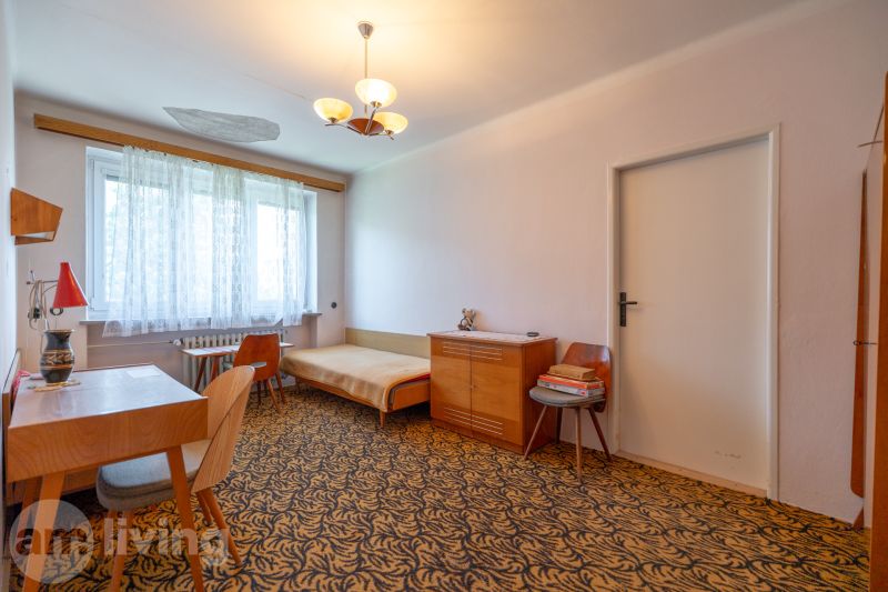 TOP LOKALITA - 3i 67m2 + loggia - Švermova Trenčín - Izba s kobercom, písacím stolom, posteľou a skrinkami v 3-izbovom byte.