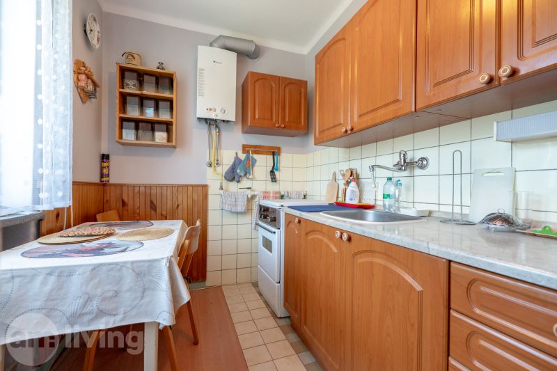 TOP LOKALITA - 3i 67m2 + loggia - Švermova Trenčín - Kuchyňa v 3-izbovom byte s drevenými skrinkami a jedálenským stolom.