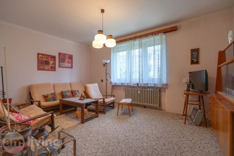 TOP LOKALITA - 3i 67m2 + loggia - Švermova Trenčín - Obývačka v 3-izbovom byte s klasickým nábytkom a kobercom, svetlé steny.