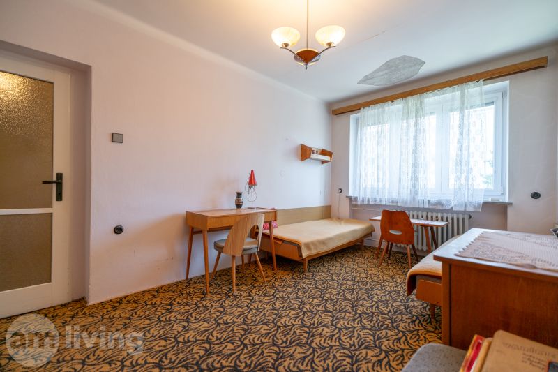 TOP LOKALITA - 3i 67m2 + loggia - Švermova Trenčín - Izba v 3-izbovom byte s kobercom, nábytkom a veľkým oknom.