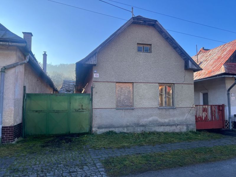 Na predaj rodinný dom - Ľubietová, Hrnčiarska ulica D600ZL - Rodinný dom na Hrnčiarskej ulici v Ľubietovej, okres Banská Bystrica, potrebuje rekonštrukciu strechy.