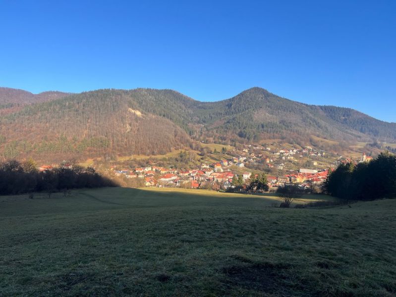 Na predaj rodinný dom - Ľubietová, Hrnčiarska ulica D600ZL - Krajina v obci Ľubietová obklopená horami, dedinská architektúra a pokojné prostredie.