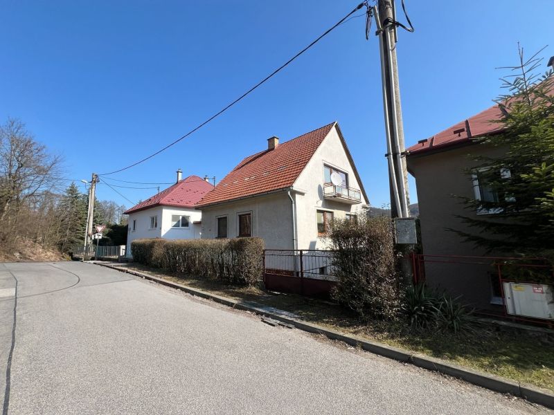 ROVINATÝ POZEMOK  S PRÍSTUPOM Z DVOCH STRÁN+ RODINNÝ DOM – B. Bystrica - Rodinný dom v Podháji, Kráľová, Banská Bystrica. Úzky chodník, kríky, elektrický stĺp.