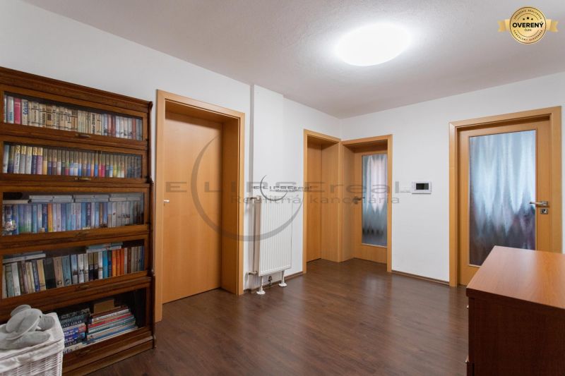 NA PREDAJ priestranný 7-izbový rodinný dom s dvojgarážou v Marianke - Interiér rodinného domu s drevenou dekoráciou podlahy a knižnicou.