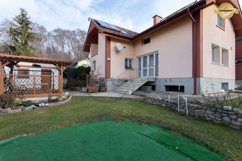 NA PREDAJ priestranný 7-izbový rodinný dom s dvojgarážou v Marianke - Rodinný dom na Borinskej ulici v Marianke so záhradou a terasou.