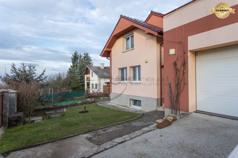 NA PREDAJ priestranný 7-izbový rodinný dom s dvojgarážou v Marianke - Rodinný dom na Borinskej ulici v Marianke s predzáhradkou a garážou.